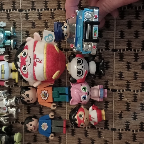 Ryan's World Action Figures 16 Piece Set - Picture 5 of 9